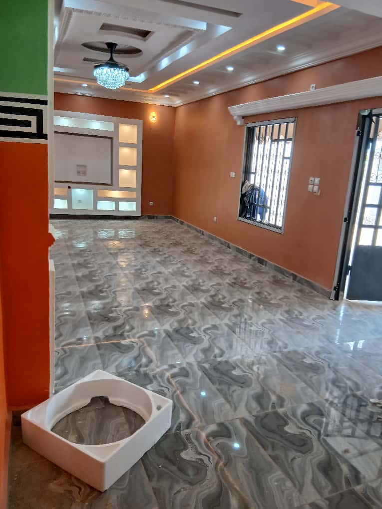 Une superbe duplex de 6 pièces avec garage en finition  -chaque chambre est autonome -cour avant et arrière 